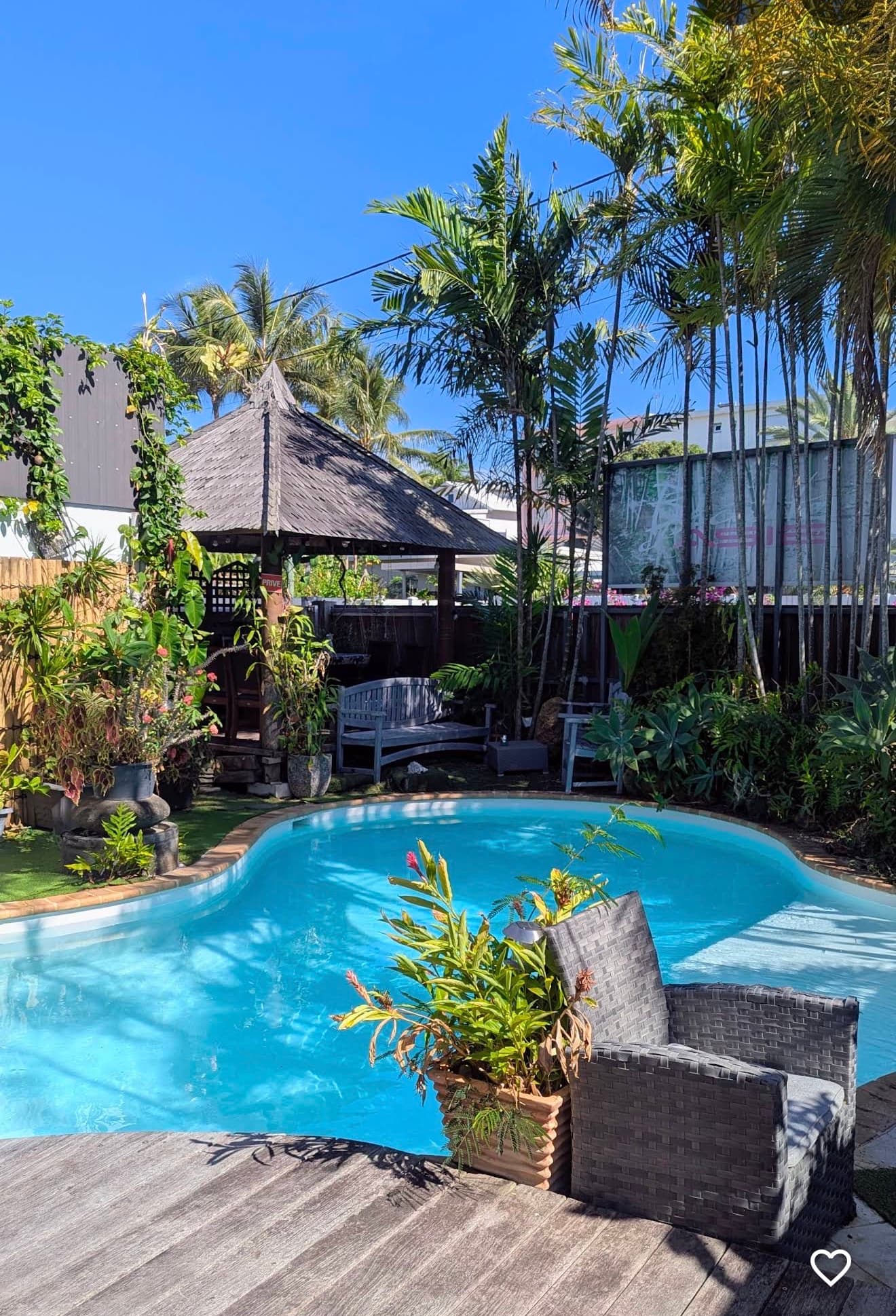 Piscine et gazebo du complexe Beauté d'Asie à Nouméa