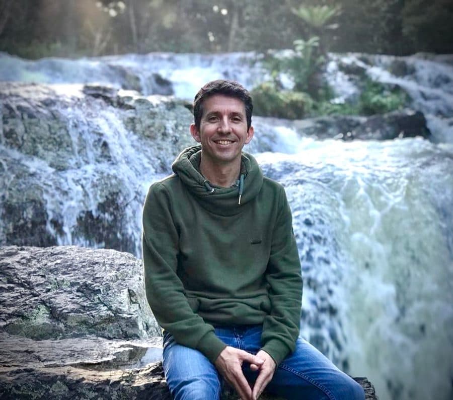 Laurent Christin devant une cascade